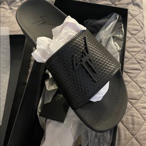 Giuseppe Zanotti slide size 10